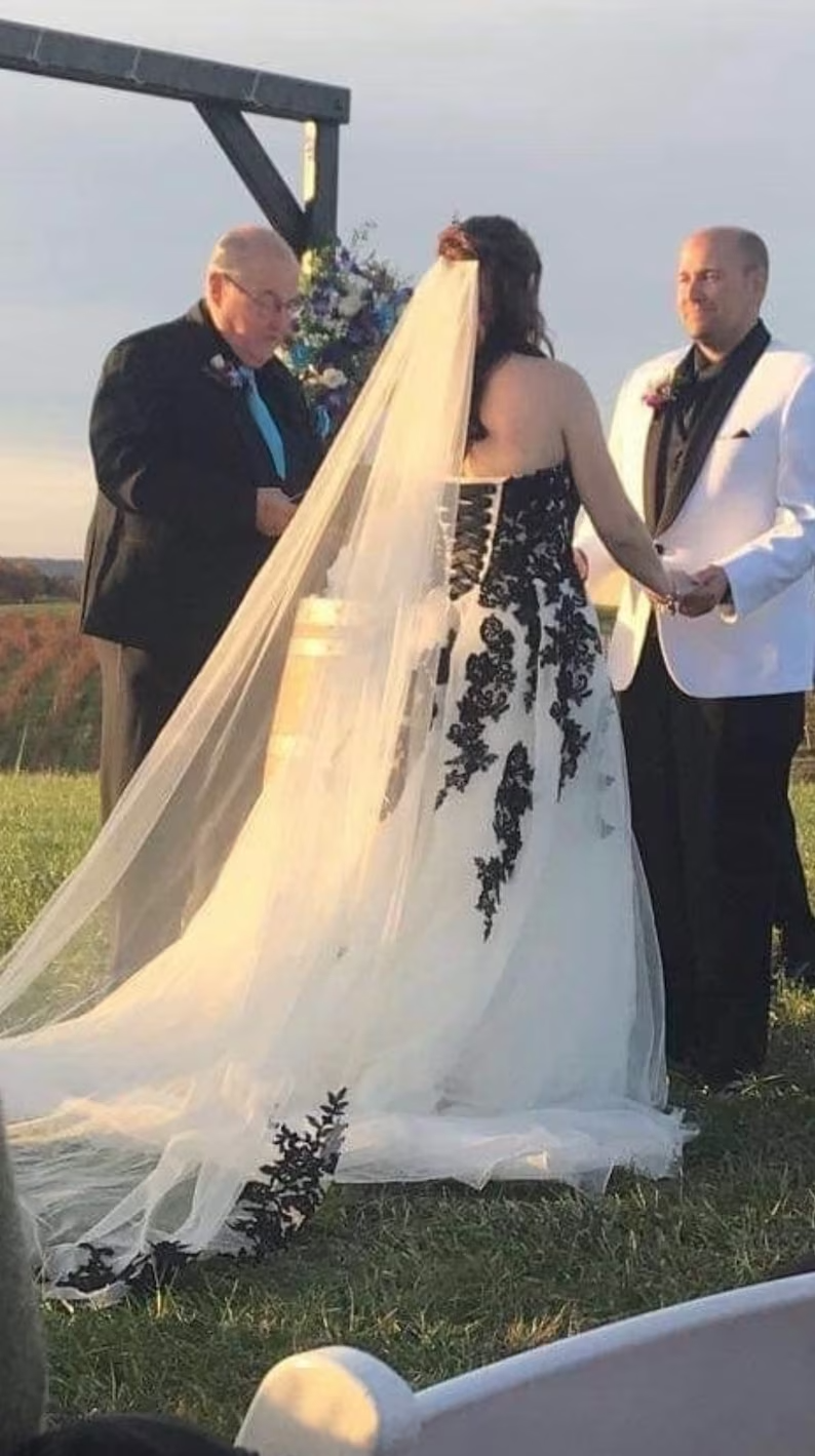 Gorgeous Wedding Lace Veil, Floral Veils for Brides, Soft Tulle Bridal Veils with Comb, free tulle sample